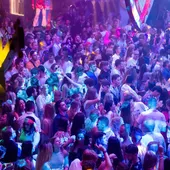 Decenas de personas en una discoteca Decenas de personas en una discoteca