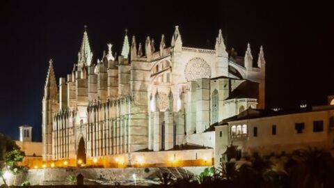 Cort apagar&aacute; las luces del Ayuntamiento y de la Catedral a las 22.00 a partir de este lunes