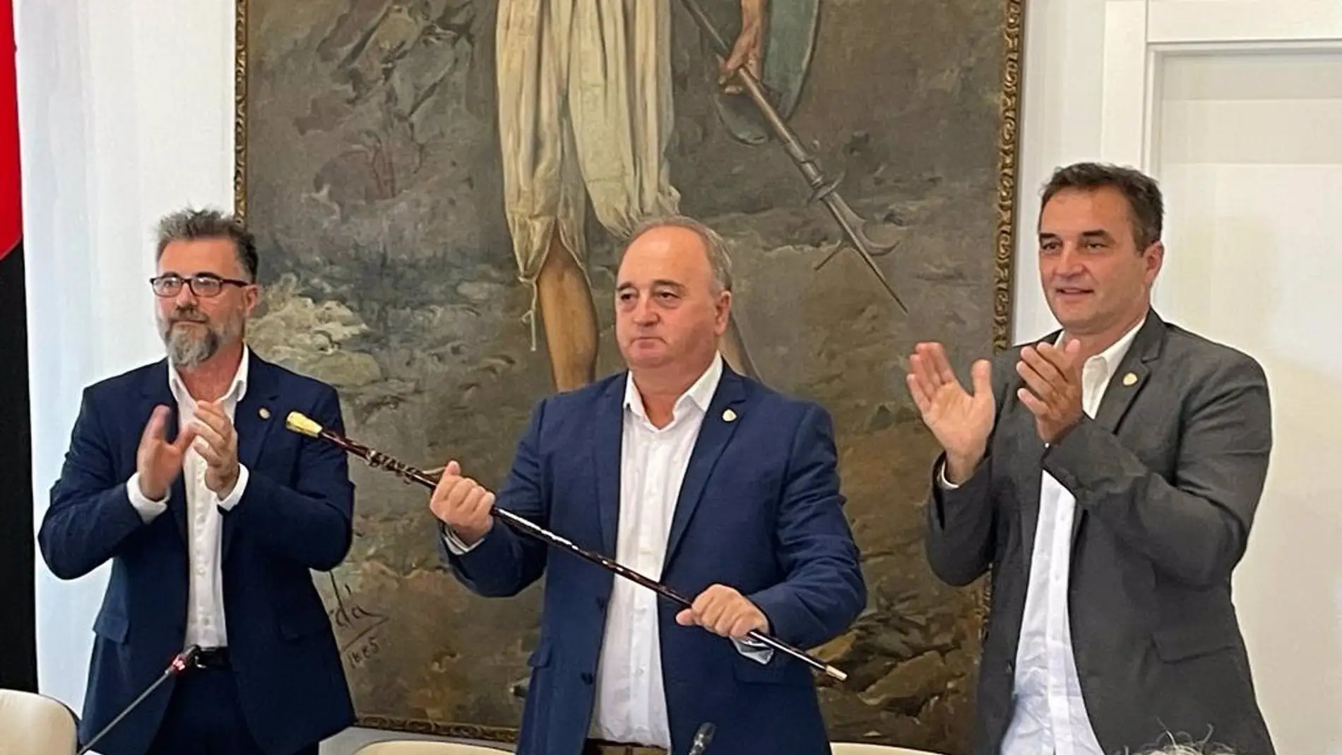 Andrés Nevado de Unió Mollera Pollencina (UMP), flanqueado por David Alonso y Tomeu Cifre, en su toma de posesión como alcalde de Pollença