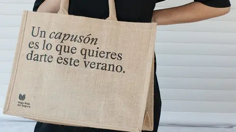 Rosa María Fernández, Gerente de Convega, la campaña tiene 3 modelos con palabras características del “hablar de la Vega Baja” bolsas de verano