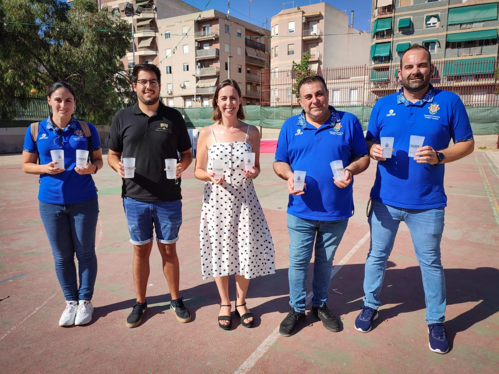 La concejalía de Medio Ambiente de Elche reparte 10.000 vasos reutilizables a los entes festeros La concejalía de Medio Ambiente de Elche reparte 10.000 vasos reutilizables a los entes festeros