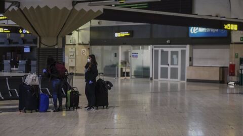 Gente esperando en el aeropuerto.