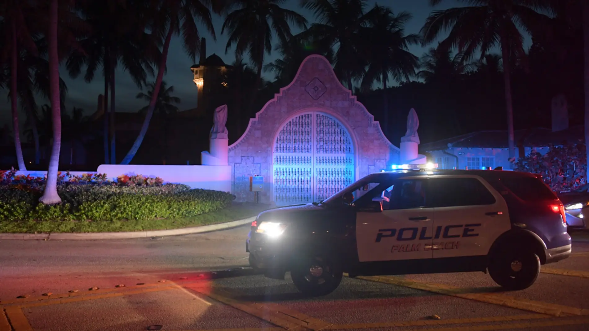 Las autoridades policiales delante de la residencia del expresidente Donald Trump en Florida 
