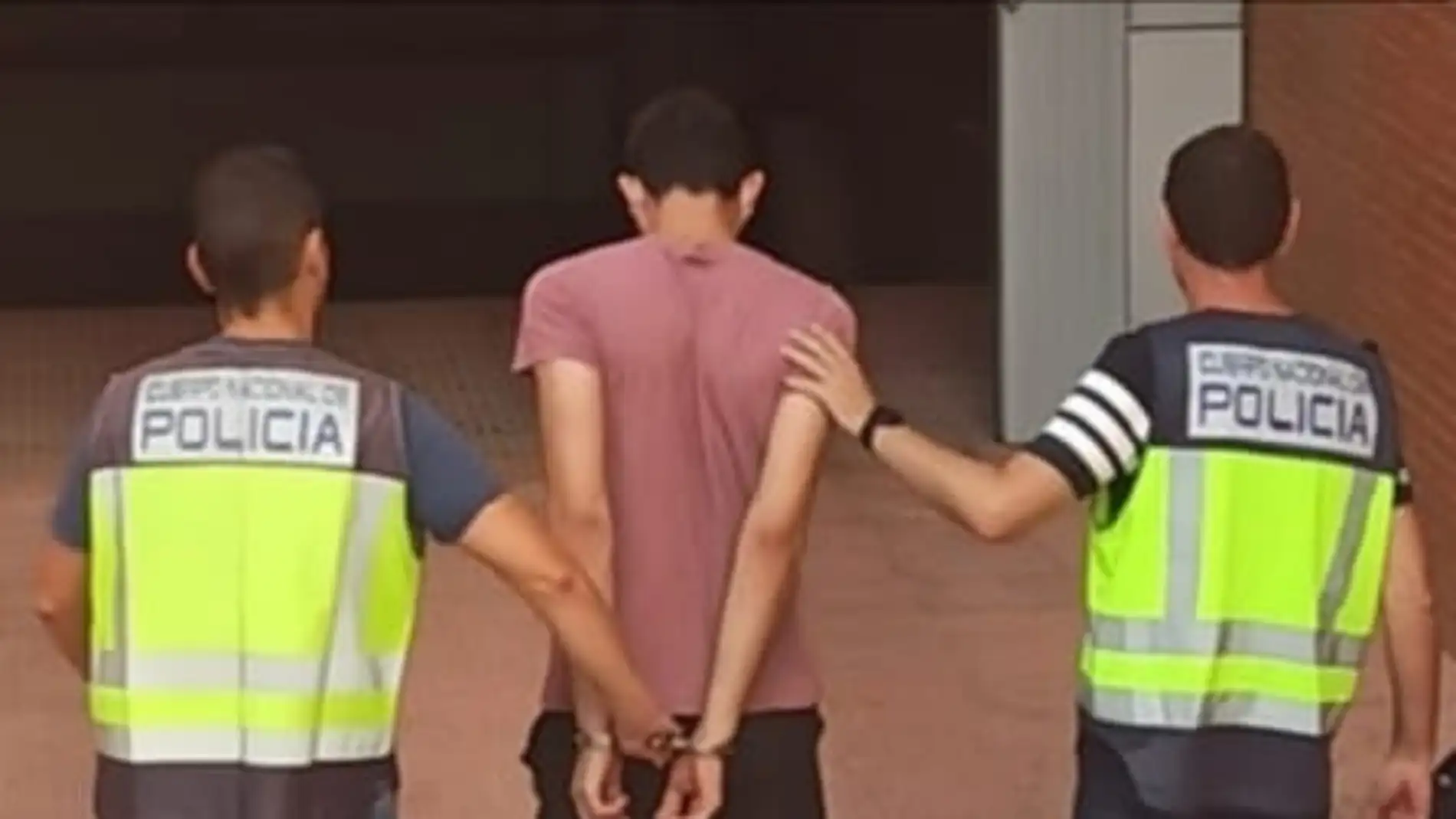 El detenido entrando en la comisaría de policía.