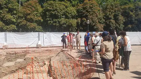 Se procede al tapado provisional de los restos obtenidos en la segunda fase de excavaciones arqueológicas en la Plaza de los Santos Niños para su conservación Se procede al tapado provisional de los restos obtenidos en la segunda fase de excavaciones arqueológicas en la Plaza de los Santos Niños para su conservación