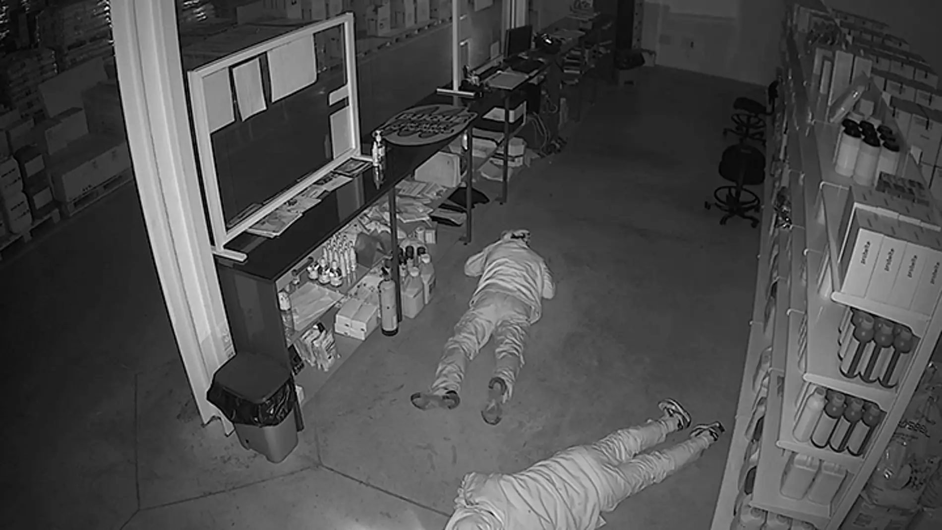 Una cámara capta a los dos hombres arrastrándose para evitar las alarmas