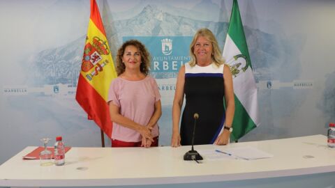 La alcaldesa, &Aacute;ngeles Mu&ntilde;oz y la delegada de Derechos Sociales, Isabel Cintado, en la rueda de prensa posterior a la Junta de Gobierno Local