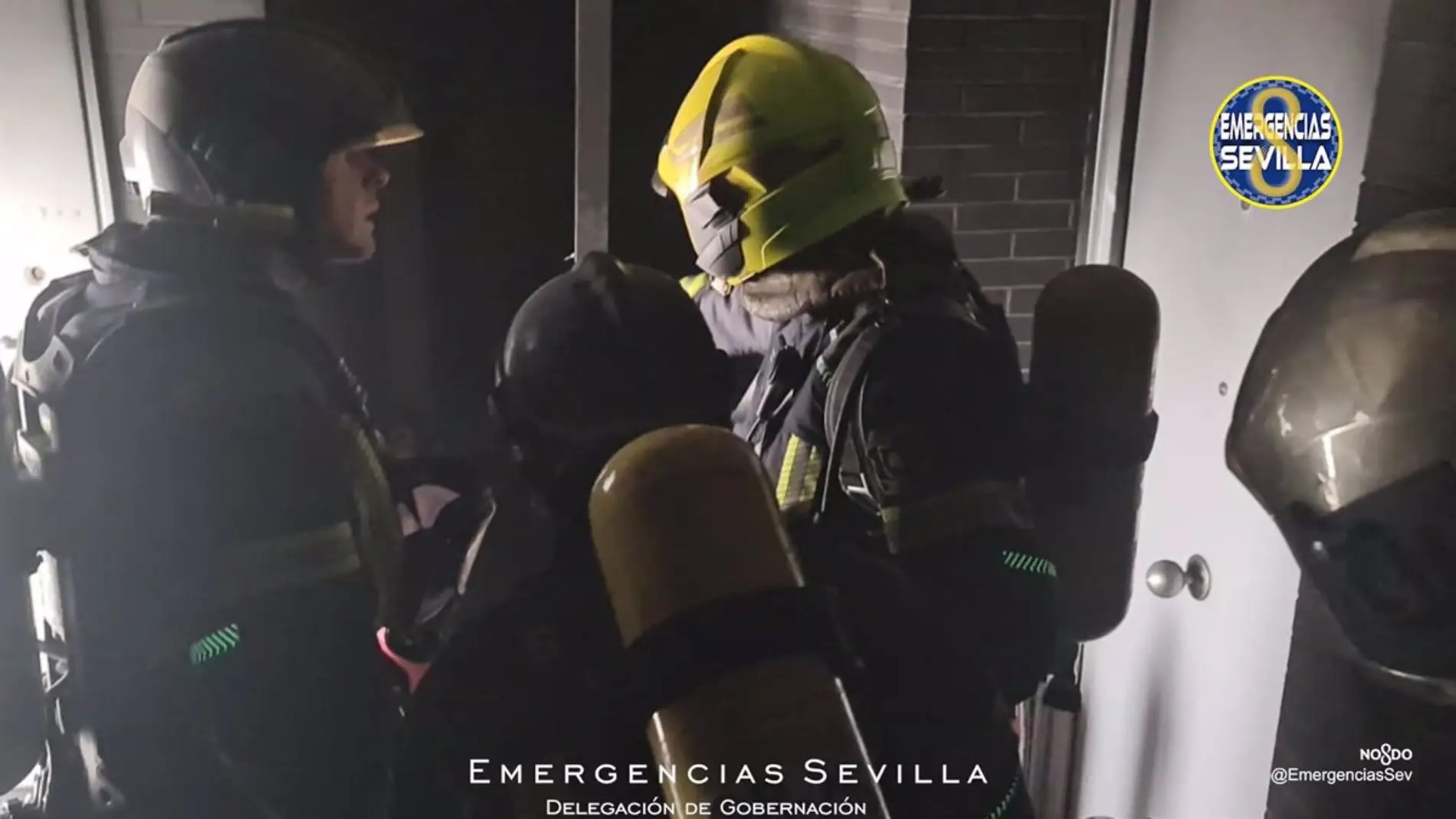 Nueve intoxicados por humo y fallecidos un perro y un gato tras el incendio de un bloque de vecinos de Sevilla.