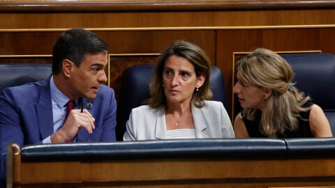 Pedro S&aacute;nchez, Teresa Ribera y Yolanda D&iacute;az en el Congreso de los Diputados