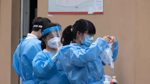 Sanitarios se preparan para atender a pacientes Covid en Shanghái. Nuevo virus en China: detectan 35 contagios en humanos del Henipavirus, una infección de origen animal
