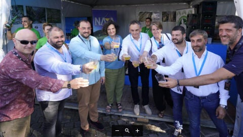 Alcaldes, presidente y consejera brindando con sidra en Lorient