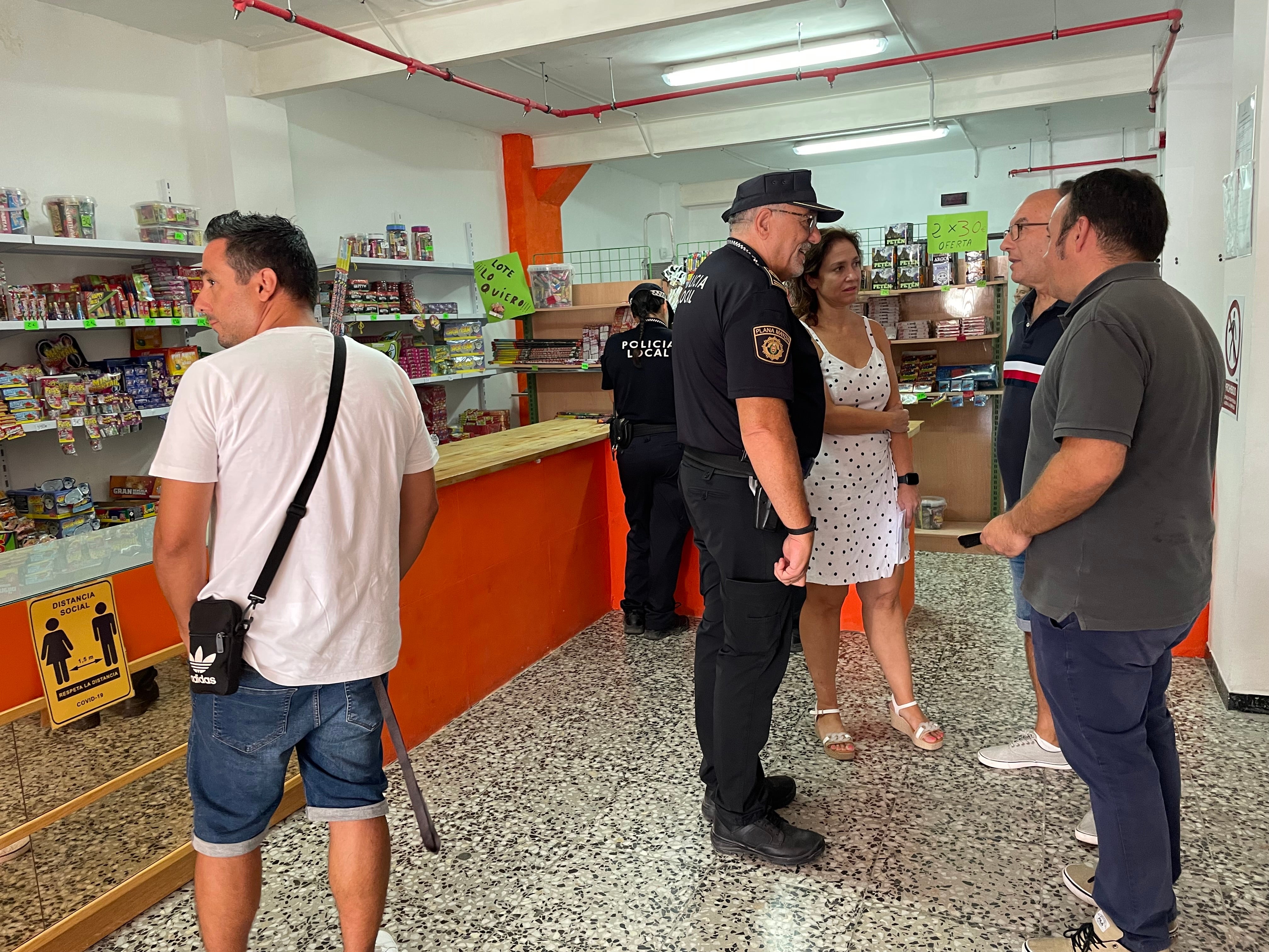 La Policía Local de Elche inspecciona a diario los 19 establecimientos autorizados para la venta de pólvora La Policía Local de Elche inspecciona a diario los 19 establecimientos autorizados para la venta de pólvora