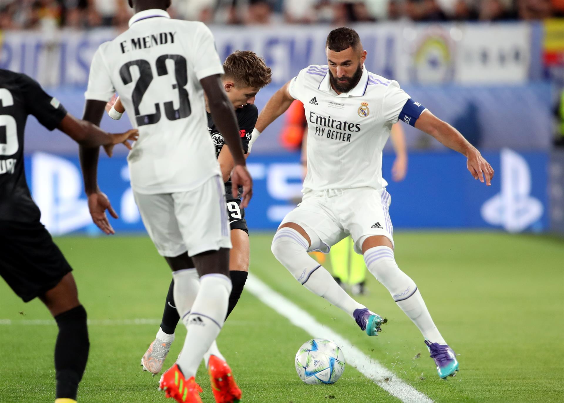 Benzema juega un balón en la Supercopa de Europa