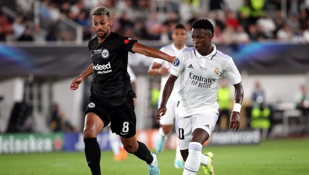Vinicius y Sow peleando un balón en la Supercopa de Europa Vinicius y Sow peleando un balón en la Supercopa de Europa