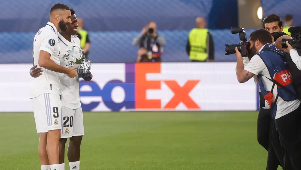 Benzema y Vinicius reciben los premios como mejor jugador y mejor joven de la Champions 21/22 Benzema y Vinicius reciben los premios como mejor jugador y mejor joven de la Champions 21/22