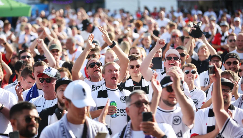 Aficionados del Eintracht de Frankfurt en la previa de la Supercopa de Europa en Helsinki