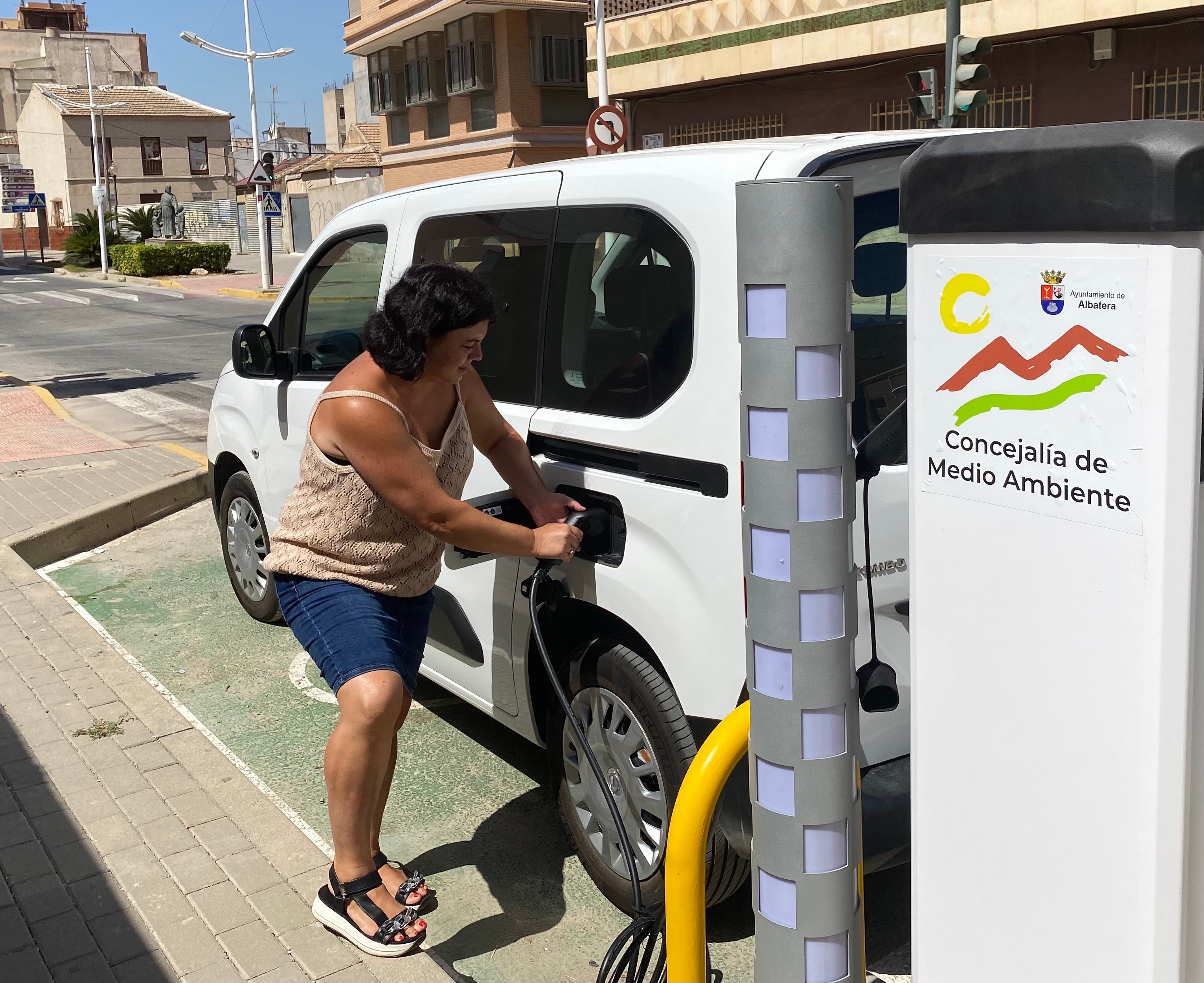 Albatera ya dispone de cuatro puntos de recarga para vehículos eléctricos Albatera ya dispone de cuatro puntos de recarga para vehículos eléctricos