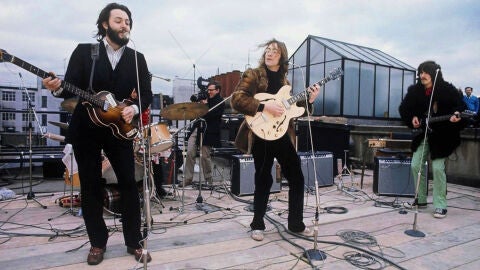 Los Beatles durante su concierto en la azotea de sus estudios de grabaci&oacute;n