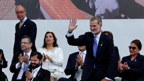 El rey Felipe VI sí se levantó a la salida de la espada de Simón Bolívar