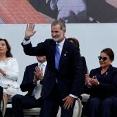 El rey Felipe VI saluda a su llegada en la ceremonia de investidura del presidente de Colombia.