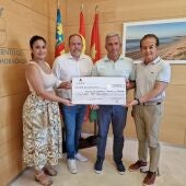 Lo Romero Golf entrega 6.500 euros a la AECC por su torneo y el Alcalde promueve una agrupación local