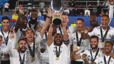 Karim Benzema alza el título de la Supercopa de Europa rodeado de la plantilla del Real Madrid