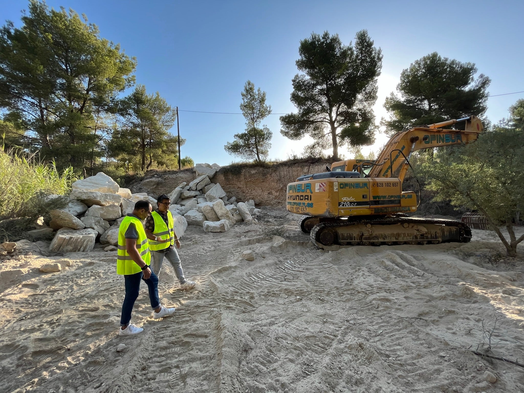 Petrer construye un muro de contención en el camino de la Almadraba para reforzar su seguridad Petrer construye un muro de contención en el camino de la Almadraba para reforzar su seguridad
