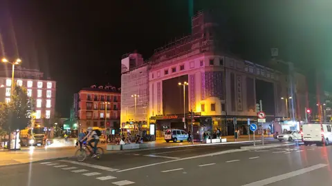 La plaza de Callao de Madrid la noche en la que entra en vigor el decreto de ahorro energético.