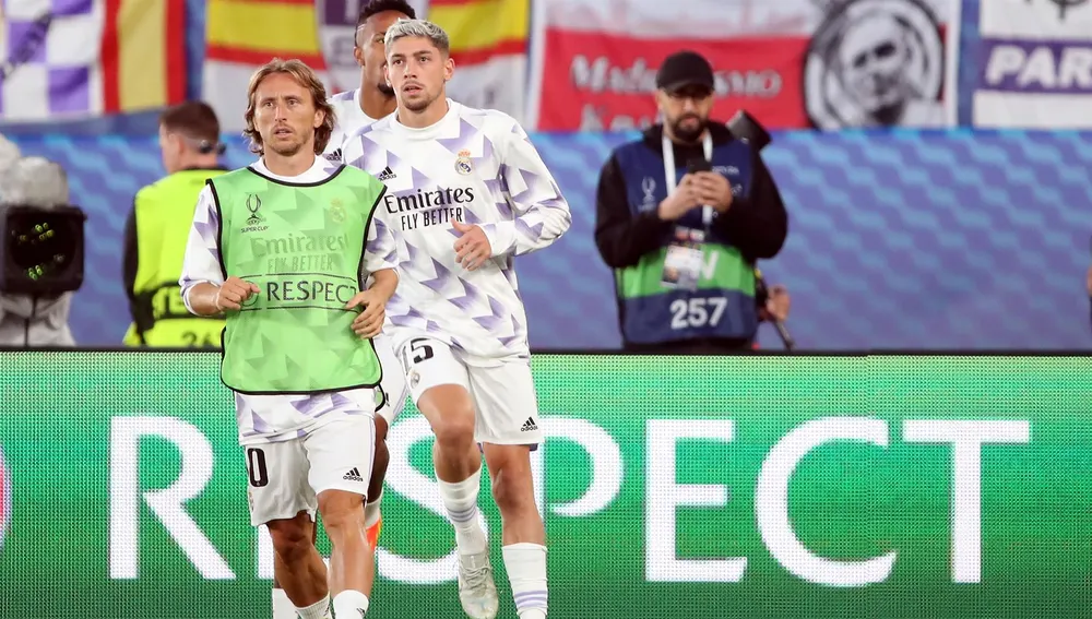 Luka Modric y Fede Valverde en el calentamiento previo a la Supercopa de Europa Luka Modric y Fede Valverde en el calentamiento previo a la Supercopa de Europa