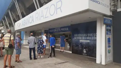 Renovación socios Deportivo de La Coruña Tercer día de renovación presencial con cita previa
