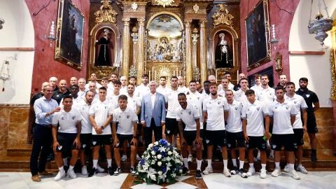 El M&aacute;laga CF en la ofrenda floral en la Divina Pastora