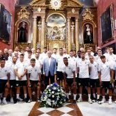 El Málaga CF en la ofrenda floral en la Divina Pastora