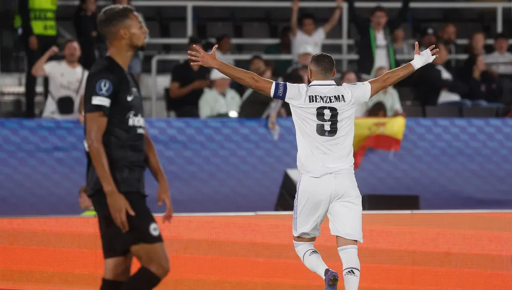 Karim Benzema celebra el 2-0 en la Supercopa de Europa ante el Eintracht