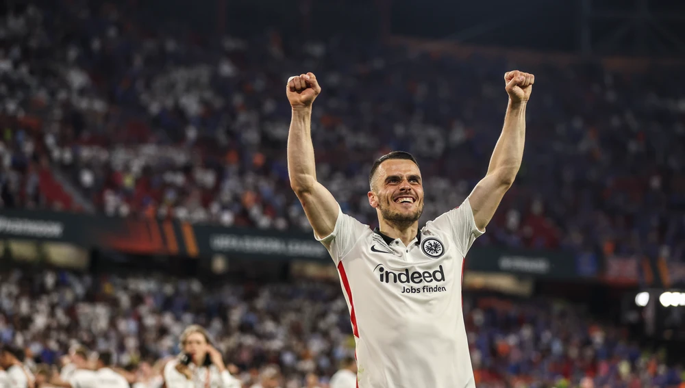 Filip Kostic celebrando la conquista de la Europa League sobre el césped del Ramón Sánchez Pizjuán