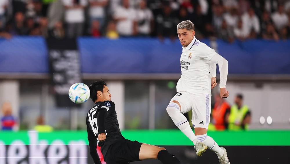 Fede Valverde pelea un balón con Kamada durante la Supercopa de Europa