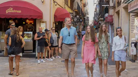 Los reyes Felipe VI y Letizia y sus hijas, de paseo por Palma de Mallorca.