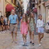 Los reyes Felipe VI y Letizia y sus hijas, de paseo por Palma de Mallorca.