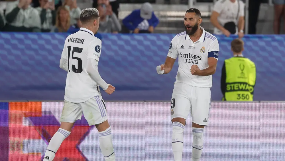Benzema y Valverde celebran el 2-0 en la Supercopa de Europa