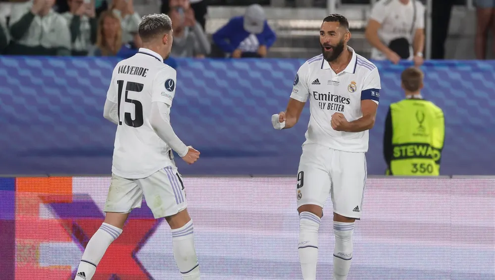 Benzema y Valverde celebran el 2-0 en la Supercopa de Europa Benzema y Valverde celebran el 2-0 en la Supercopa de Europa