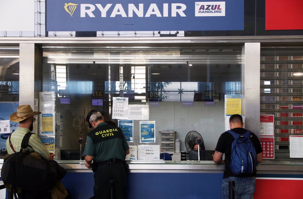 Un total de nueve vuelos registran retrasos en los aeropuertos de Málaga y Sevilla por la huelga de TCP de Ryanair Un total de nueve vuelos registran retrasos en los aeropuertos de Málaga y Sevilla por la huelga de TCP de Ryanair