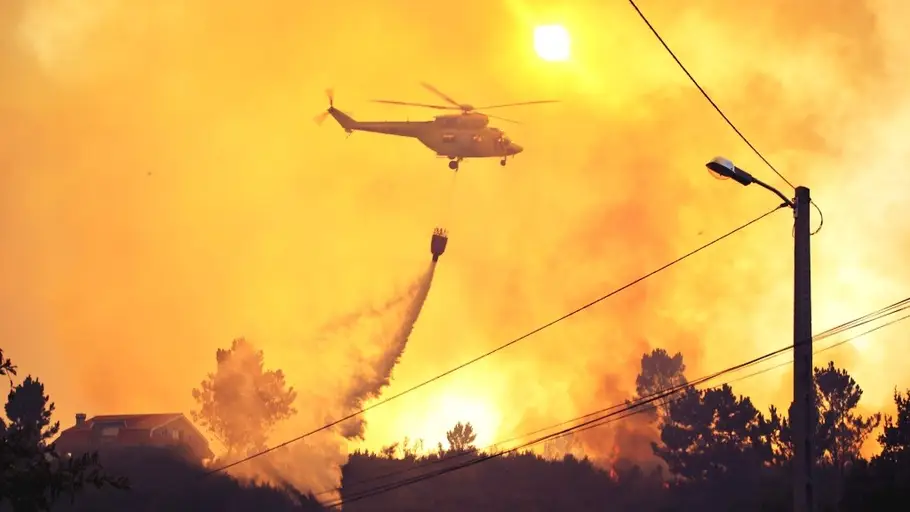 El equipo de extinción de incendios realizando su labor El equipo de extinción de incendios realizando su labor