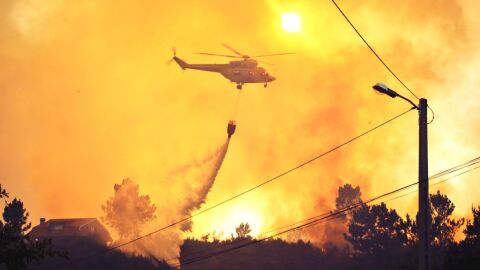 El equipo de extinci&oacute;n de incendios realizando su labor
