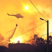 El equipo de extinción de incendios realizando su labor El equipo de extinción de incendios realizando su labor
