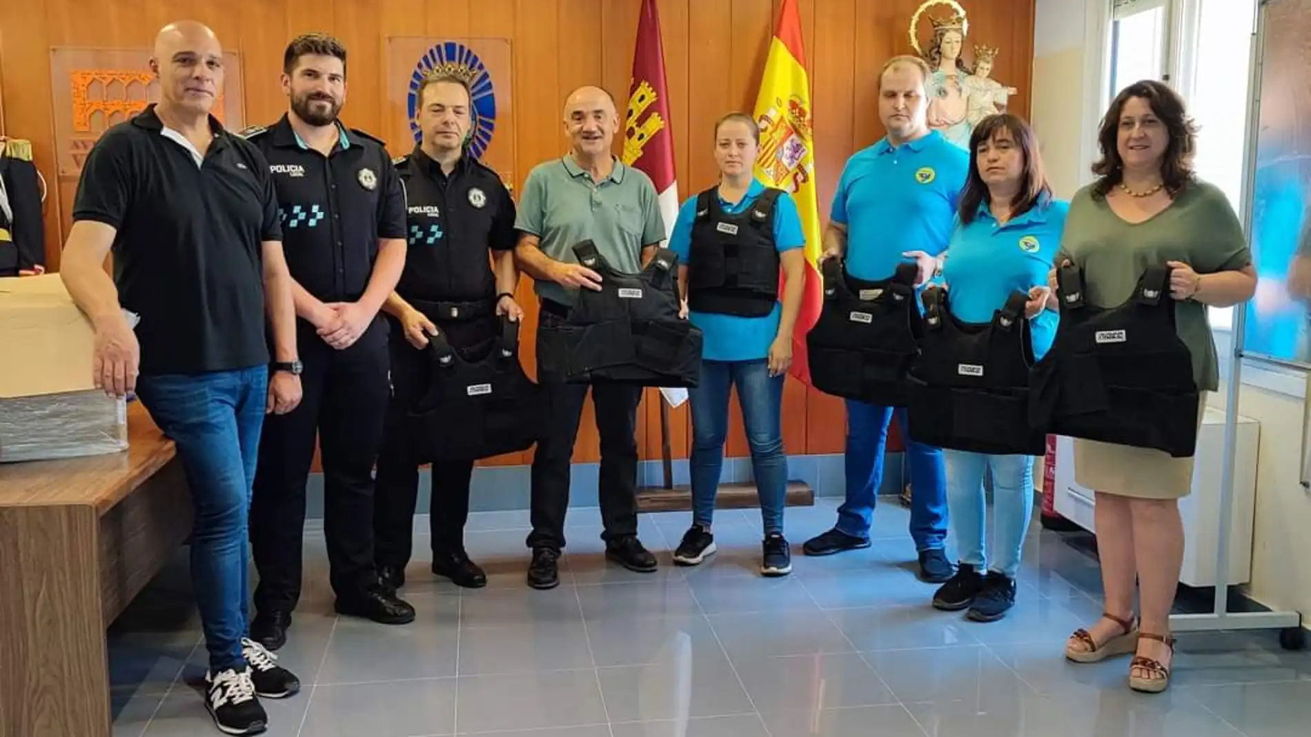 La Policía Local de Villarrobledo dona chalecos antibalas a la Asociación del Pueblo Ucraniano