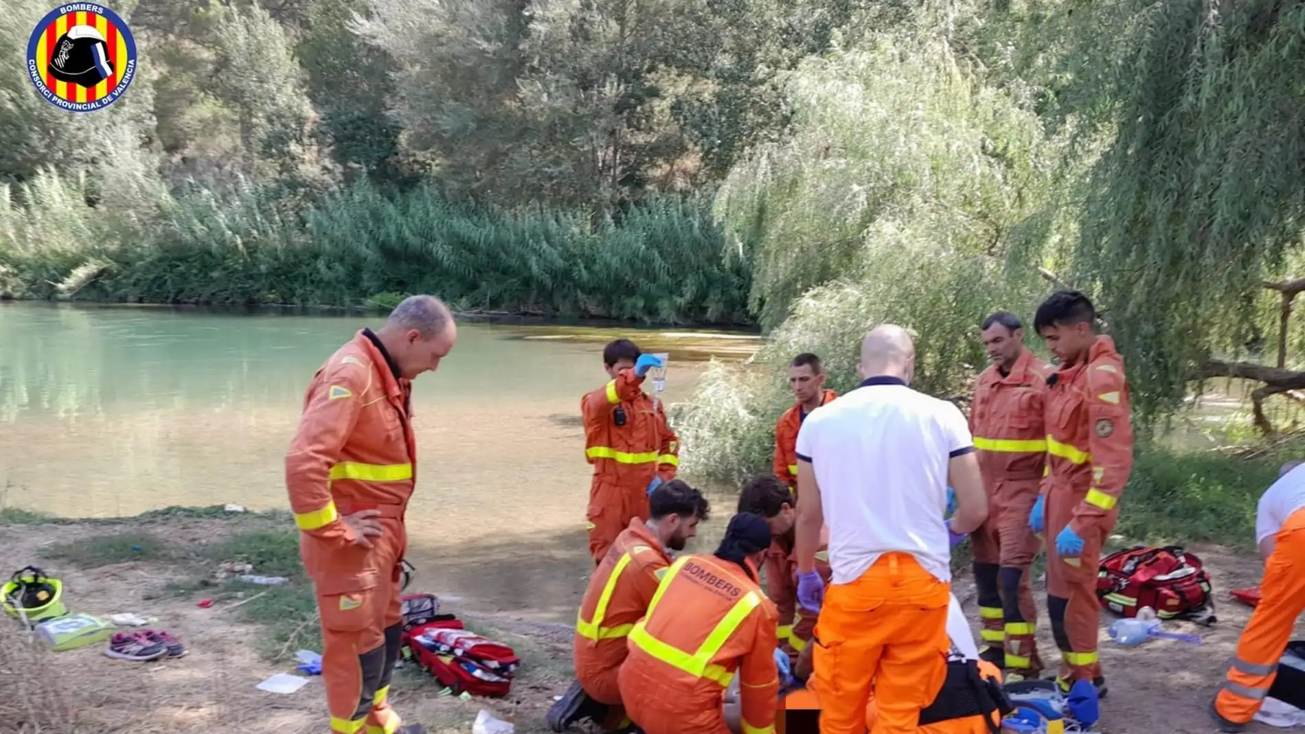 Los servicios de emergencias en la zona de La Presa donde ha fallecido el padre ahogado.