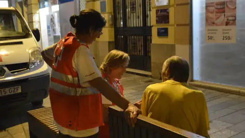 Voluntarios de la Unidad de Emergencia Social de Cruz Roja Voluntarios de la Unidad de Emergencia Social de Cruz Roja