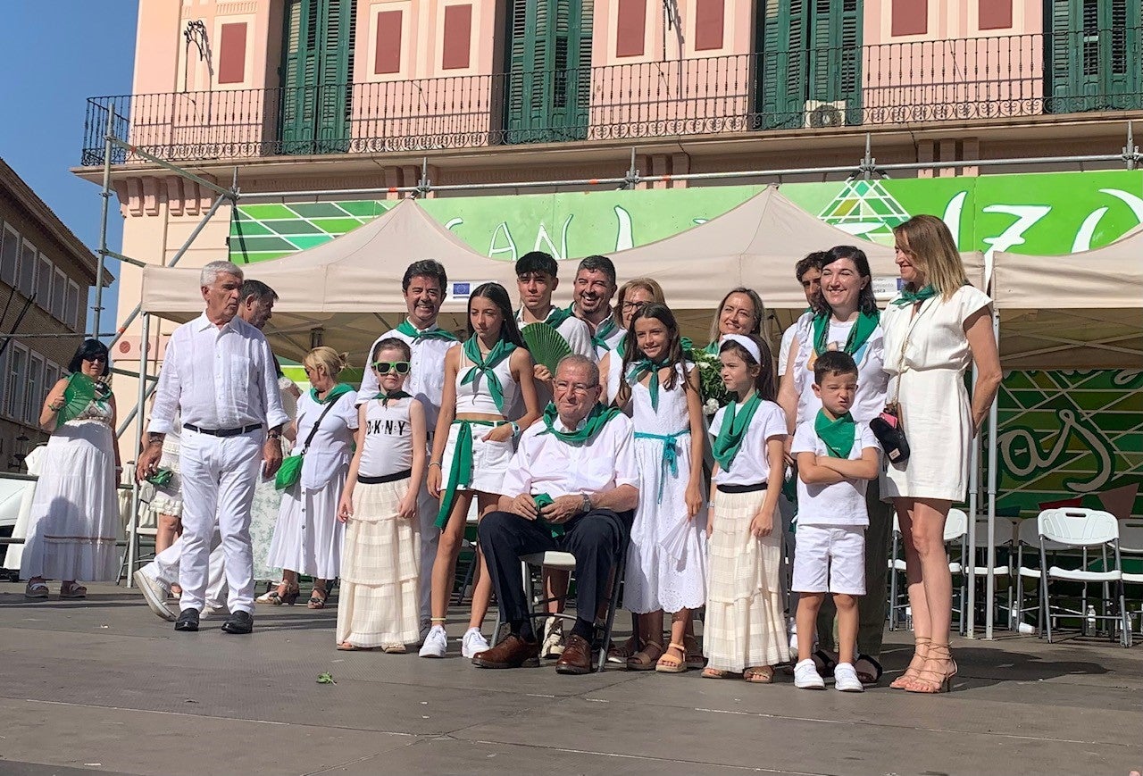 Lorenzo Otín recibe emocionado el homenaje del comercio oscense Lorenzo Otín recibe emocionado el homenaje del comercio oscense