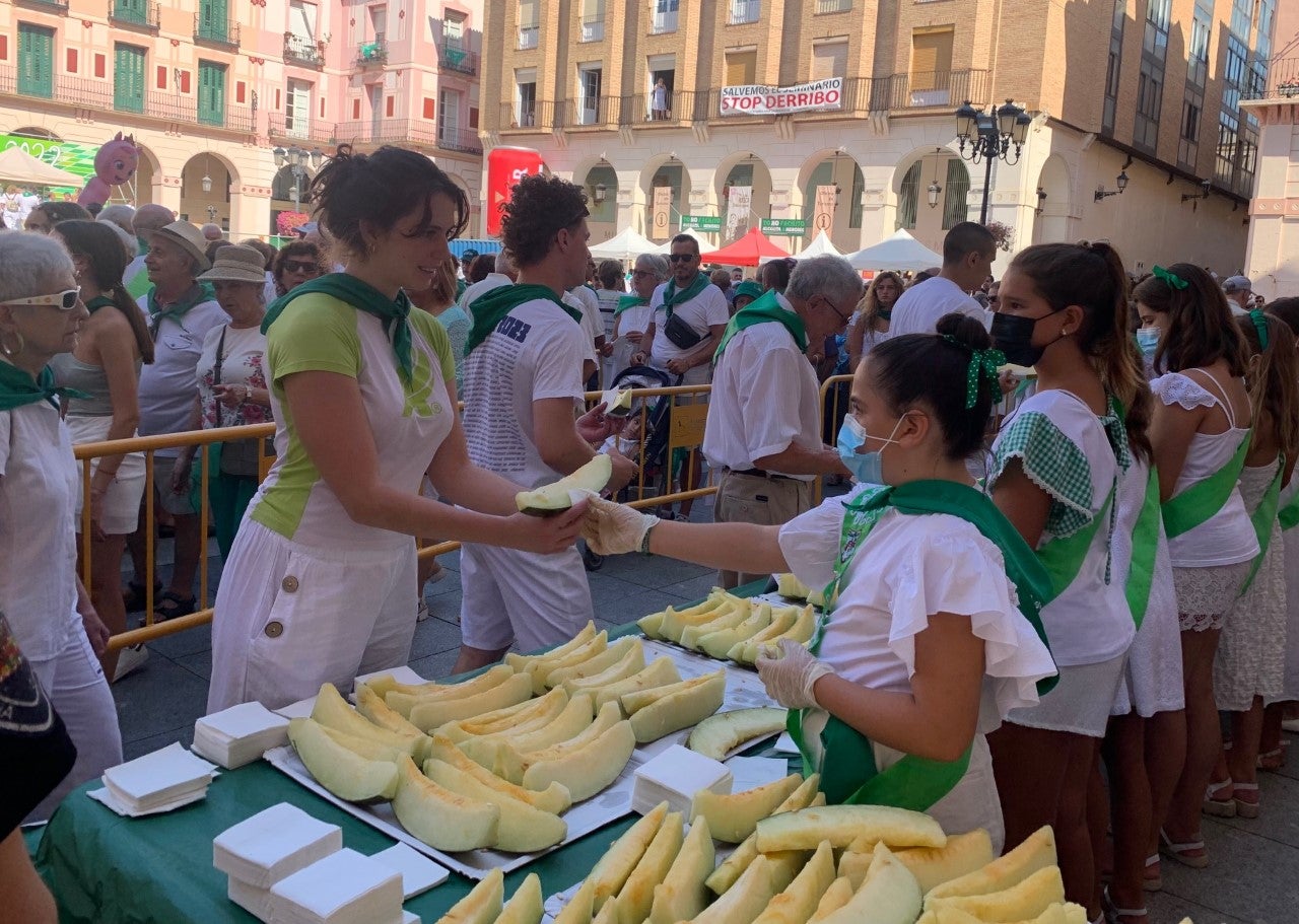 Seiscientos kilos de melón y cuatro mil bocatas de jamón en la Fiesta del Comercio Seiscientos kilos de melón y cuatro mil bocatas de jamón en la Fiesta del Comercio