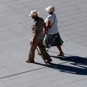 Dos pensionistas pasean en una imagen de archivo.