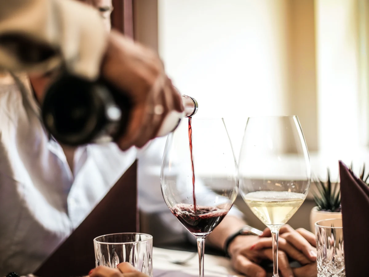 Vino y Turismo Rural: Descubre las Mejores Bodegas para una Escapada de Fin de Semana 5 camarero sirviendo vino 103